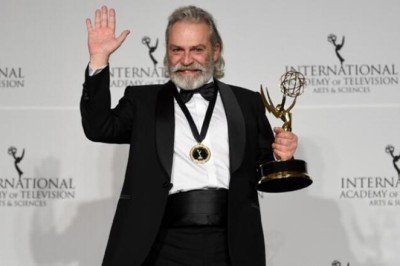 Haluk Bilginer Emmy Ödülleri’nde en iyi erkek oyuncu seçildi