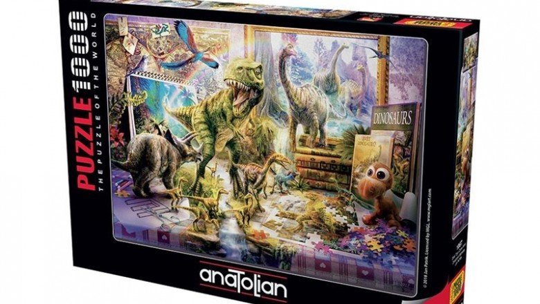 1067 Anatolian Dinazorlar Sahnede – Dino Toys Come Alive  1000 Parça Puzzle