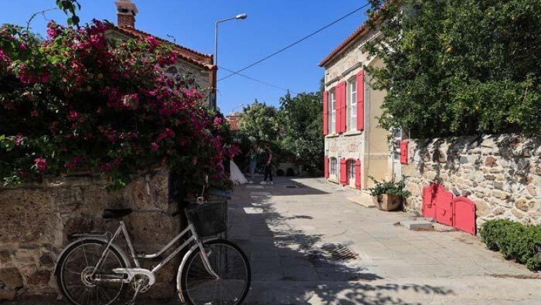 Yıllara meydan okuyan Foça'nın asırlık taş evleri!