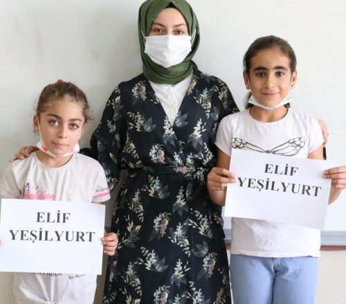 Adı ve soyadı aynı öğrencileri ayırt etmek için çareyi "sıfat"larda buldular