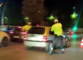 Aracını polislerin üzerine sürdü
