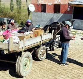 Atıyla aşındırdığı yollarda 54 yıldır köy köy gezip çerçilik yapıyor