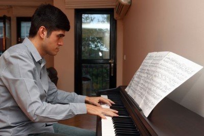 Türkiye’nin ilk otizmli doktora öğrencisi, müzik dehası Buğra oldu