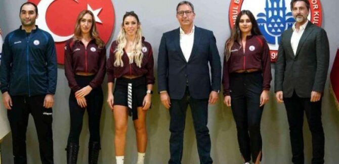 İBBSK Kadın Buz Hokeyi Takımı Deniz İnce’ye emanet