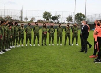 Ağaoğlu’ndan kadın futbol takımına ziyaret