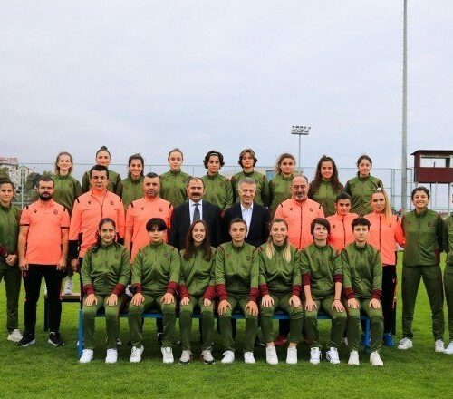 Ahmet Ağaoğlu, kadın futbol takımı oyuncularını ziyaret etti
