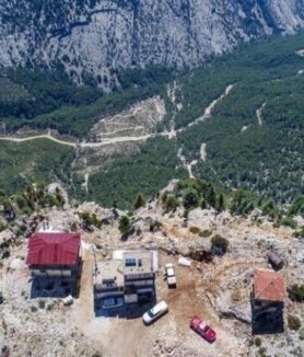 Antalya’da ‘duman gözcüsü’ anne ve baba, nöbeti evlatlarına devretti