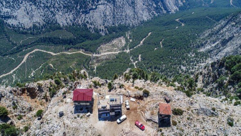 Antalya’da ‘duman gözcüsü’ anne ve baba, nöbeti evlatlarına devretti