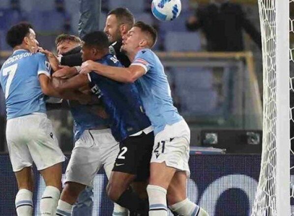 Lazio-Inter maçında ortalık savaş alanına döndü! Yıldız futbolcular boğaz boğaza kavga etti
