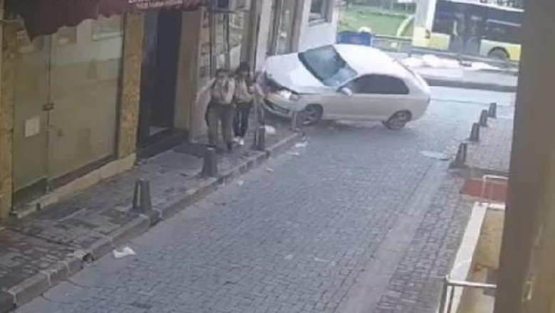 Beyoğlu’nda korku dolu anlar! Turistler saniyelerle kurtuldu