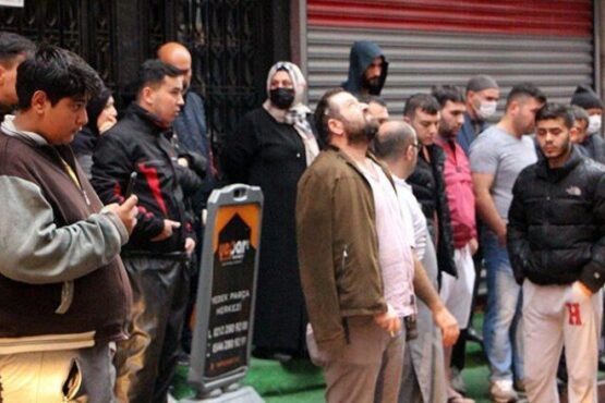 Kağıthane’de yangın! Vatandaşlar sokağa döküldü
