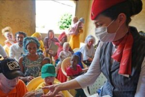 THY ekibi, Afrika’da güneş kremiyle ‘hayat kurtarıyor’