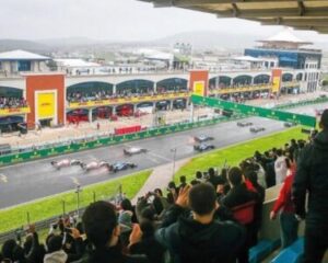 Formula 1 kritik virajda