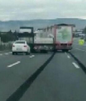 TIR sürücülerinin ‘yol verme’ inatlaşması kazayla bitti