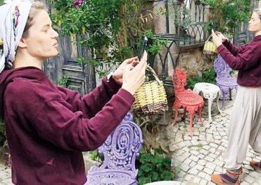 Ayvalık’ta tarihi bir konak aldığı haberleriyle gündeme gelmişti… Burcu Biricik hafta sonunu köyde geçirdi!