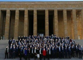 İçişleri Bakanı Soylu ve beraberindeki heyet, Muhtarlar Günü nedeniyle Anıtkabir’i ziyaret etti