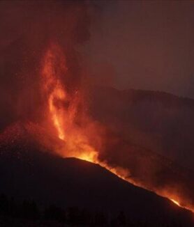 La Palma Adası’ndaki volkan bir ayda 85 milyon metreküp lav püskürttü