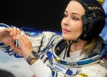 Uzayda ilk uzun metrajlı filmi çeken Rus ekibi dünyaya döndü