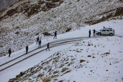 Van’da kar ve sis etkili oldu, araçlar yolda mahsur kaldı