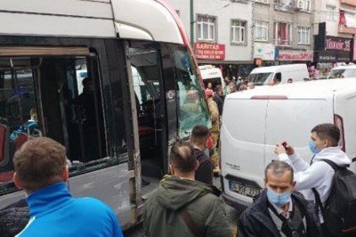 Zeytinburnu’nda tramvayla panelvan araç çarpıştı!
