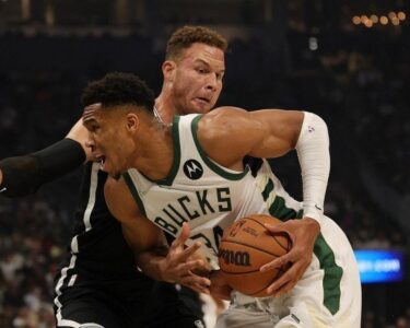 Son şampiyon Bucks sezonu galibiyetle açtı