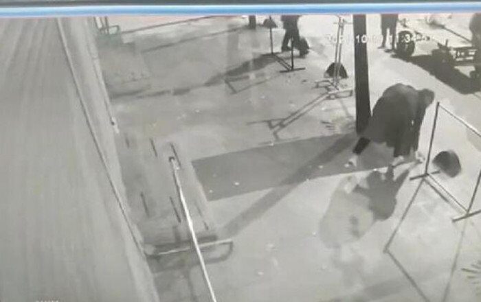 Sultangazi’de demir askılıkları çalıp at arabasıyla götürdüler