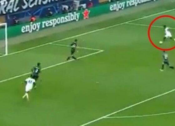 Taraftar saç baş yoldu! Batshuayi’nin kaçırdığı goller sonrası eski Fenerbahçeli Samatta gündeme oturdu