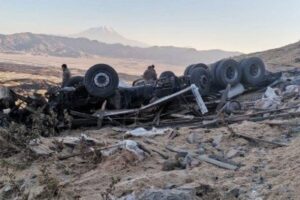 Ağrı’da saman yüklü kamyon devrildi: 2 ölü