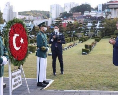 Bakan Çavuşoğlu’ndan BM Anıt Mezarlığı’na ziyaret