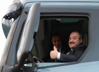 Bakan Varank ilk ve tek yerli şanzımanlı kamyonu test etti
