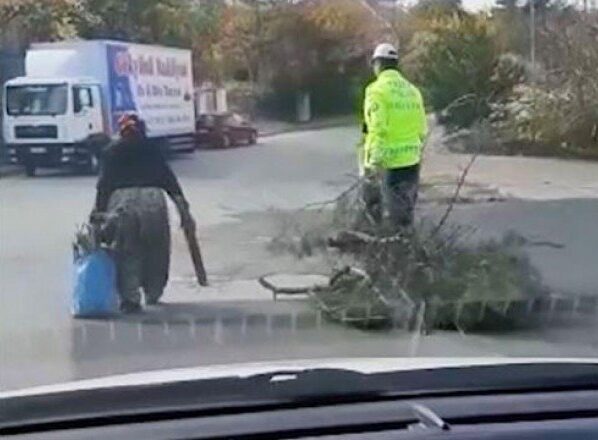 Duyarlı polisten yaşlı kadına yardım eli