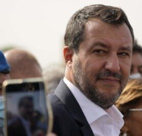 Eski İtalyan Bakan Salvini göçmenleri alıkoyma suçundan yargılanıyor