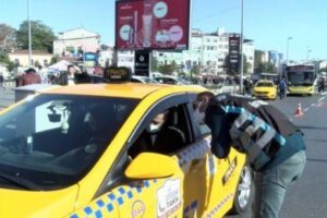 İstanbul’da yolcu seçen taksici: Trafiğe girersek para kazanamıyoruz
