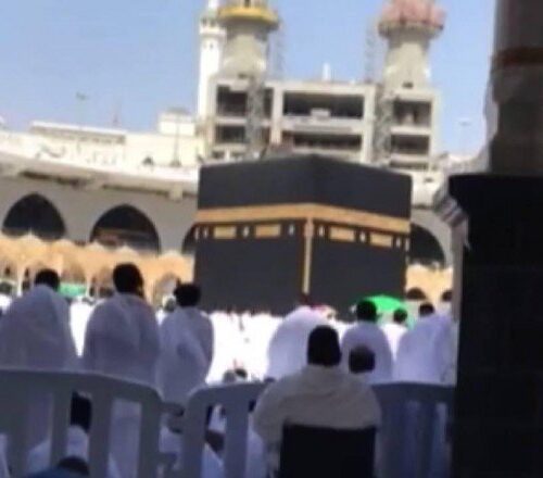 Kabe’de sosyal mesafesiz ilk cuma namazı