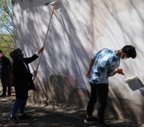 Van’da yanan evi öğrenciler boyadı