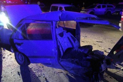 Isparta’da feci kaza: Otomobil ikiye bölündü