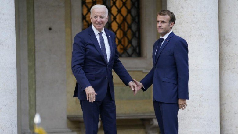 Biden ve Macron’un tokalaşmadaki başarısızlığı