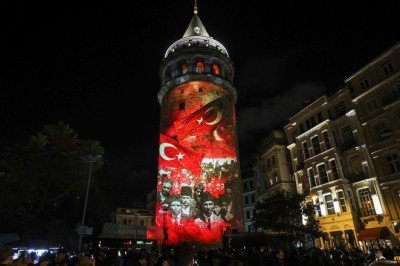 Cumhuriyet’in kuruluş serüveni Galata Kulesi’ne yansıtıldı