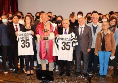 İzmir Kız Lisesi’sinden Mustafa Denizli’ye tüm zamanların rol modeli ödülü