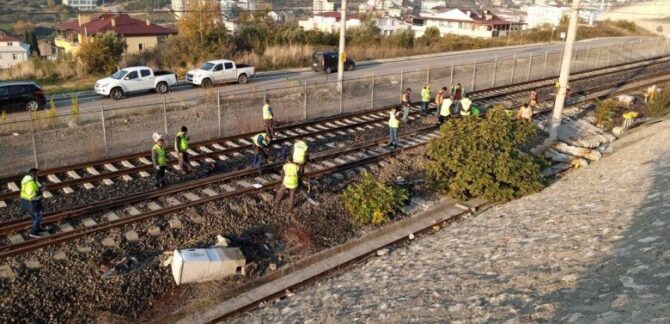 Kocaeli’de boş yolcu treninin raydan çıkan 2 vagonu kaldırıldı