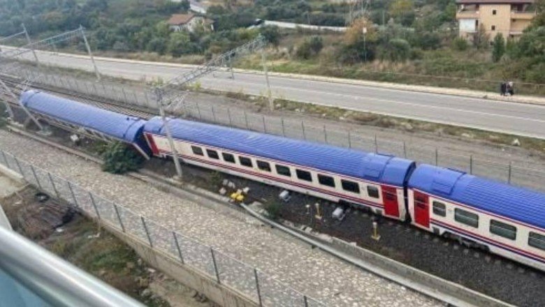 Kocaeli’de yolcu treninin 2 vagonu raydan çıktı