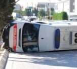 Sancaktepe’de otomobille çarpışan ambulans devrildi