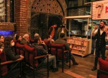Diyarbakır’da kitap mezadı: Kitaplar açık artırma ile sahiplerini buldu