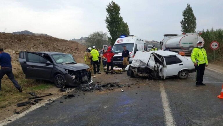 İzmir’de iki araç kafa kafaya çarpıştı: 3 ölü, 3 yaralı