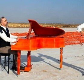 Müzik öğretmenleri domates tarlasında işçilerle klip çekti
