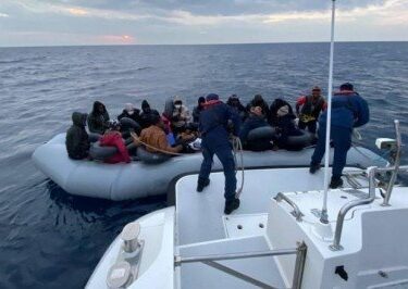 İzmir açıklarında 157 düzensiz göçmen kurtarıldı