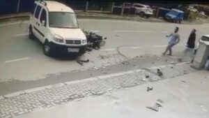 Beykoz’da motosiklet kazası: Aracın camında asılı kaldı