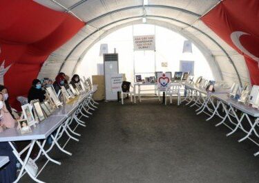 Evlat nöbetindeki bir anne daha evladına kavuştu