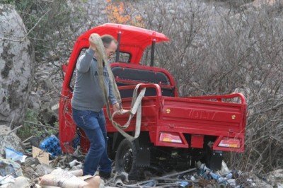 Elektrikli bisiklet şarampole devrildi: 2’si çocuk 4 yaralı