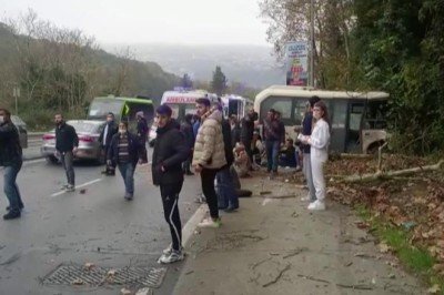 İstanbul’da yoldan çıkan minibüs ağaçlara çarptı: 12 yaralı